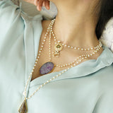 Silver neckpiece paired with pearls, kundan and green onyx