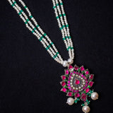 Beautiful necklace with a statement pendant (Manjari collection)