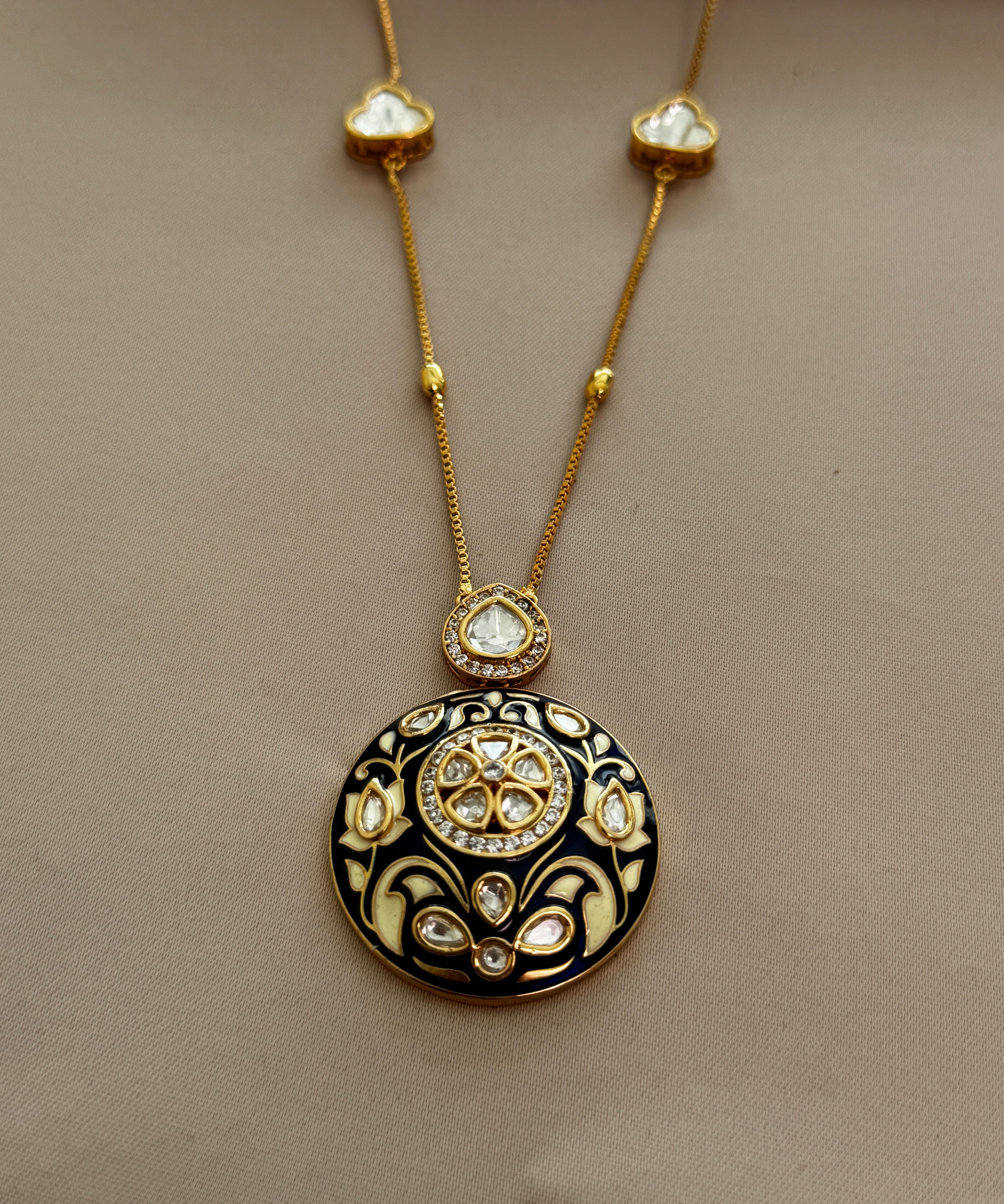 Heritage red glow round Pendant set