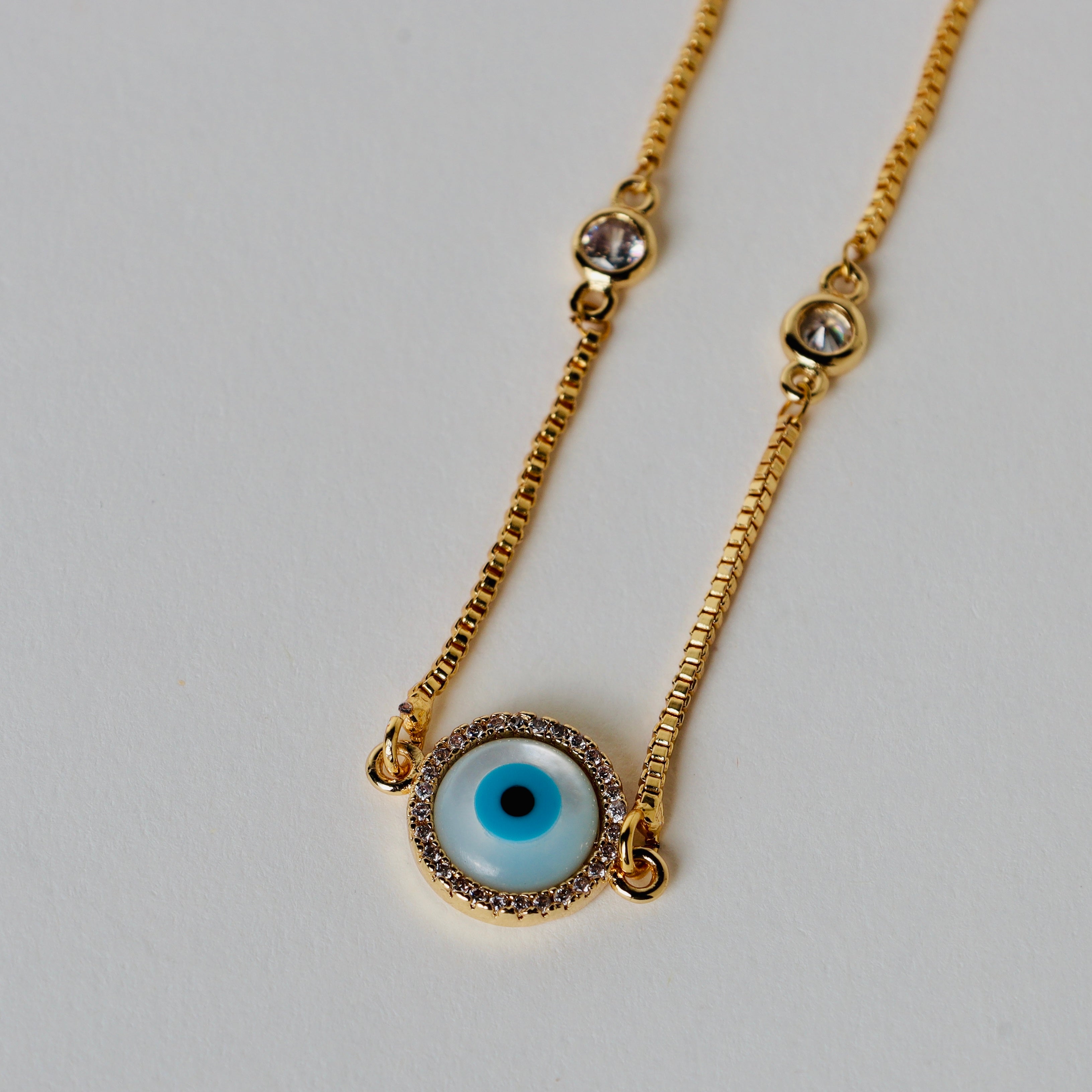 Evil eye cirlce in gold chain with swaroski stones