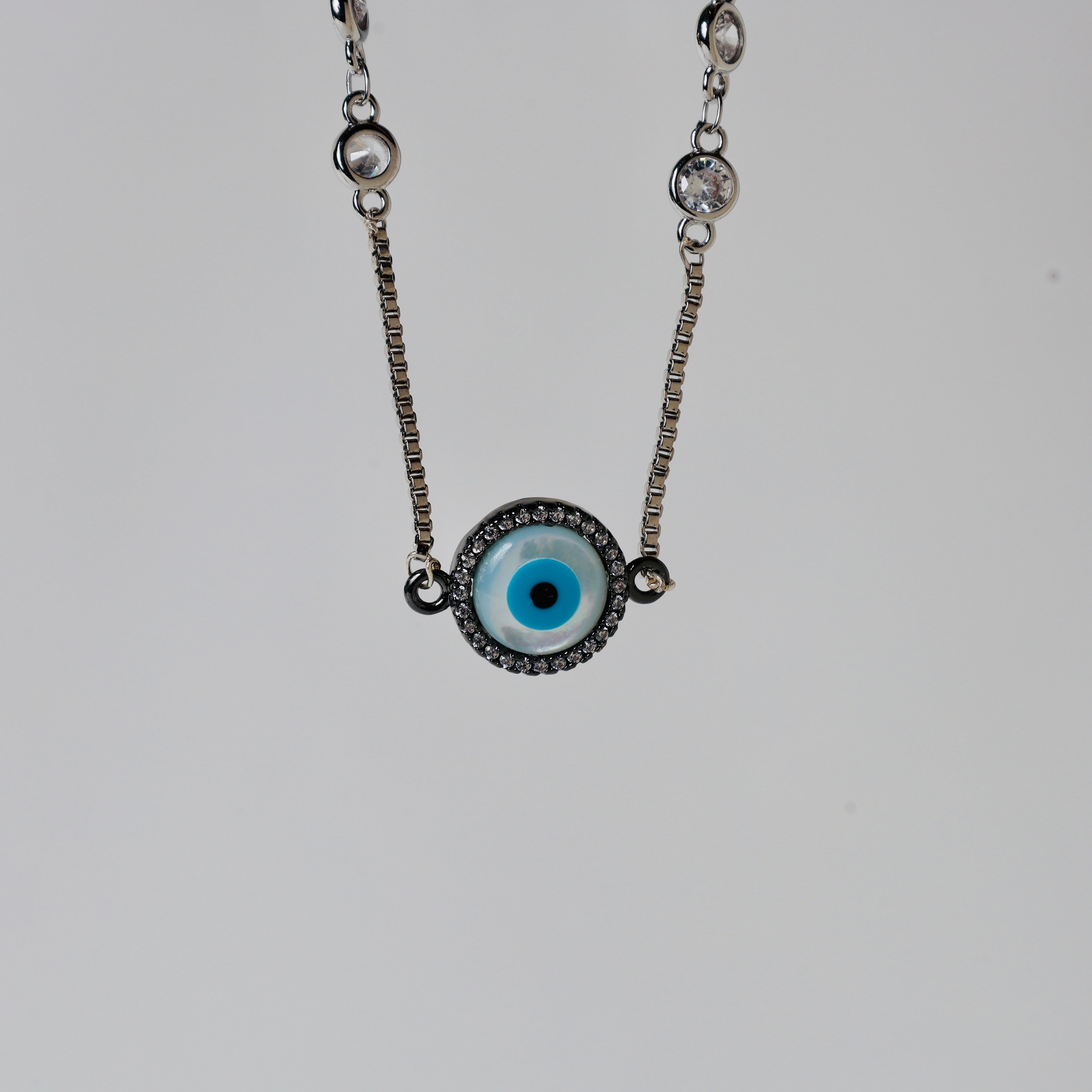 Evil eye cirlce in gold chain with swaroski stones